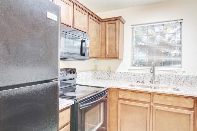 Building Photo - 1746 N Chestnut Ave