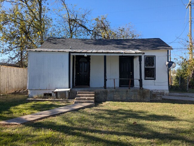 Primary Photo - 2 Bed 1 Bath with Fenced Yard on Corner Lot