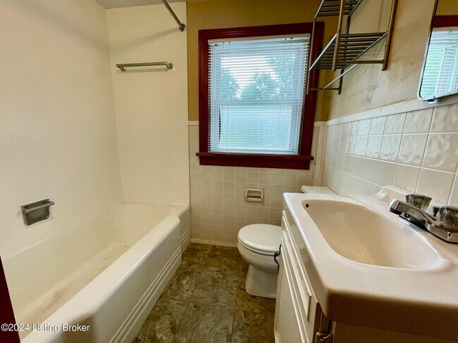Building Photo - 1096 Forest View Dr
