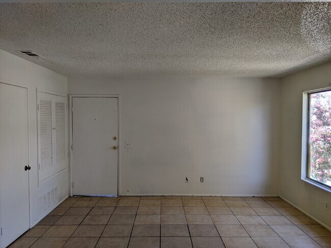 Building Photo - 2br condo in gated pool community