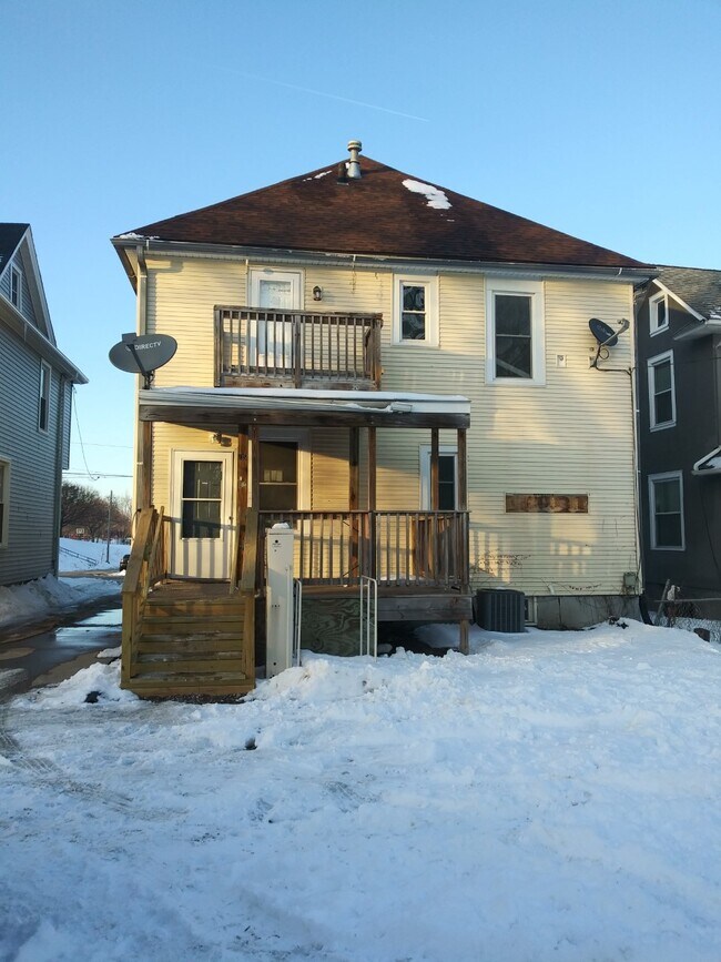 Building Photo - 5 BEDROOM 2 BATHROOM HOUSE