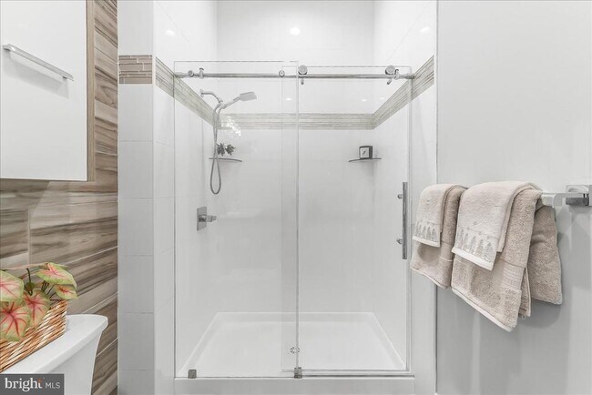 Building Photo - 537 Apple St