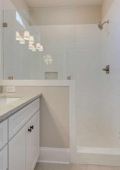 Provate walk in shower - 562 Stevenson St