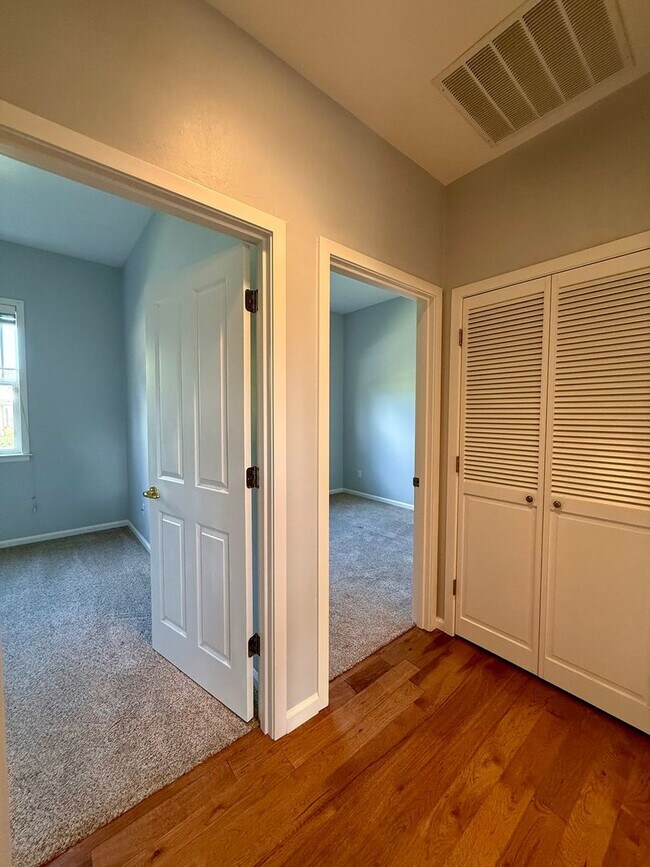 Building Photo - Single Level Cresent Meadows Home