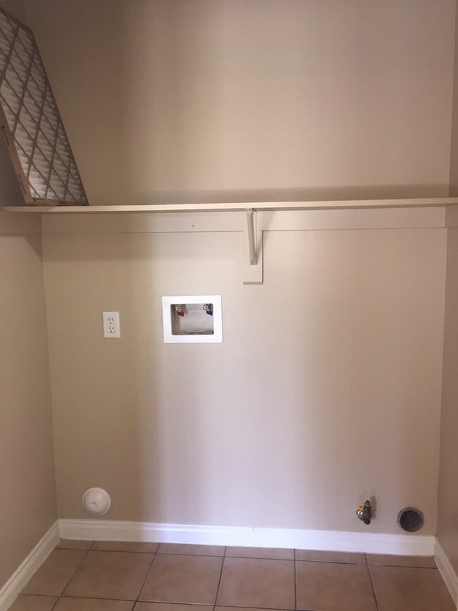 Building Photo - SOUTHWEST BAKERSFIELD