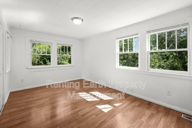Building Photo - 514 81st St S