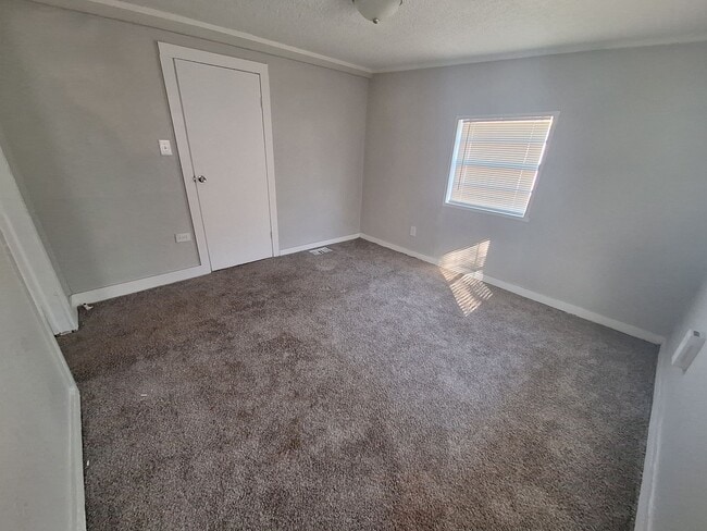 Building Photo - 2 bedroom, 2 living and 1 bath