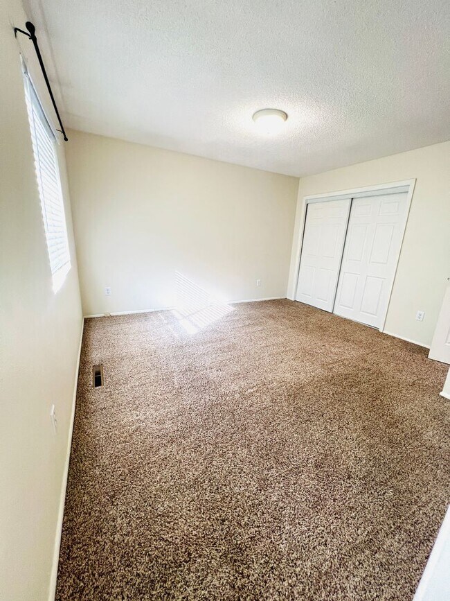 Building Photo - Beautiful 4 Bedroom 3-Bathroom Home