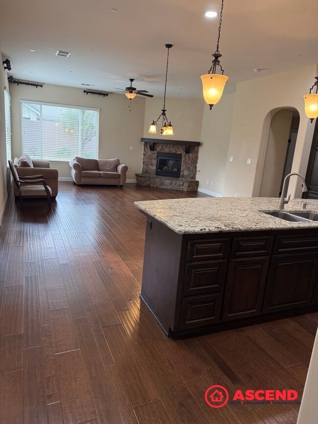 Building Photo - Stunning 4 bedroom + office in Seven Oaks!