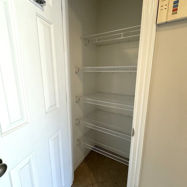 Building Photo - 961 Castlewood Dr