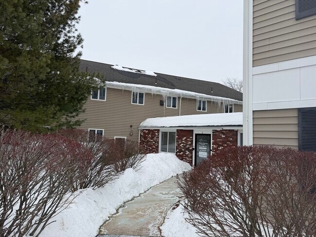 Building Photo - 1565 Main St