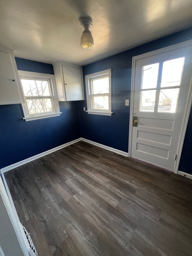 Building Photo - Spacious-Charming-Two Plus Bedrooms-Sunny Windows-Fenced Yard-Pet Family Members Welcome!