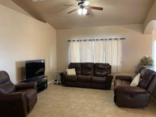 Building Photo - Fully Furnished: Beautiful 3 bedroom, 2 ba...