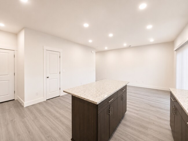 Building Photo - $1000 OFF YOUR 1ST MONTHS RENT! BRAND NEW TOWNHOME IN THE DESIRABLE SOUTHRIDGE AREA!