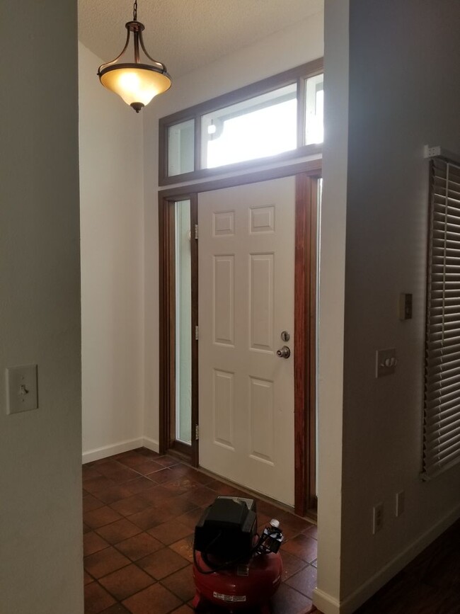 Building Photo - 4B/2B Home with Attached Garage in Longmon...
