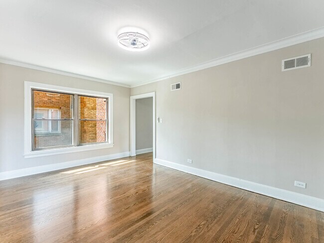 Building Photo - 7630 N Marshfield Ave