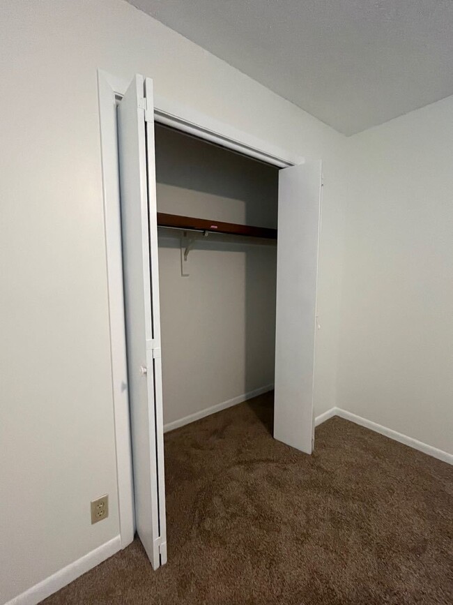 Building Photo - Spacious 2 bdrm/1.5 bath townhome in Cedar...