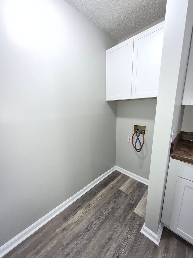 Building Photo - NEW LISTING!