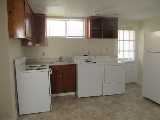 Building Photo - 120 S Graham St