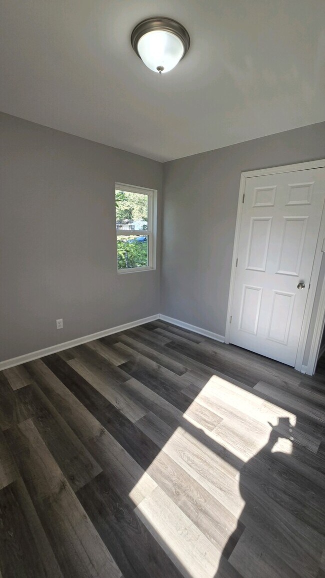 Building Photo - Enjoy this beautifully remodeled 3-bedroom, 1-bath home
