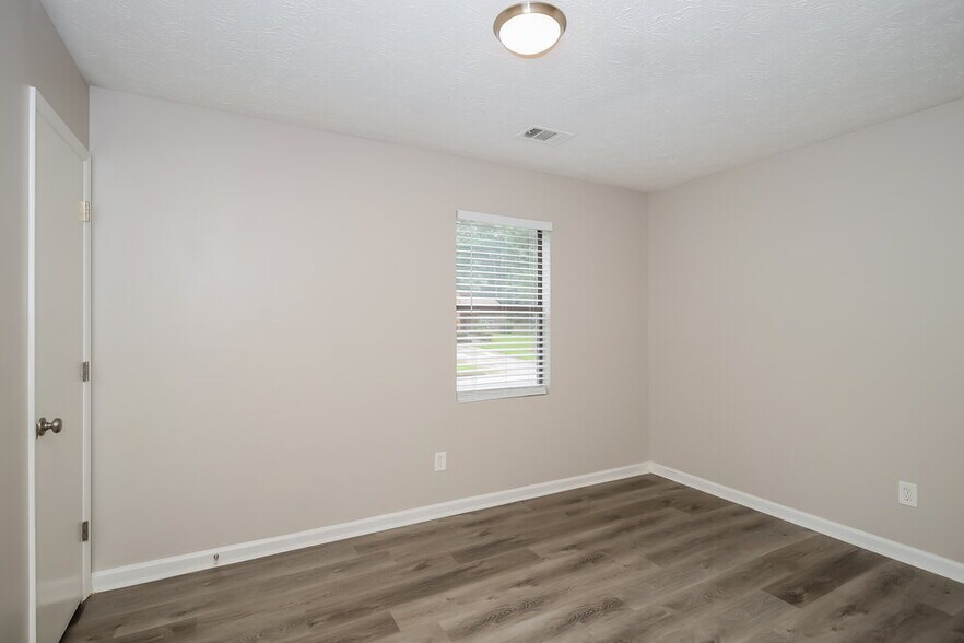 Building Photo - 4578 Old Lake Dr