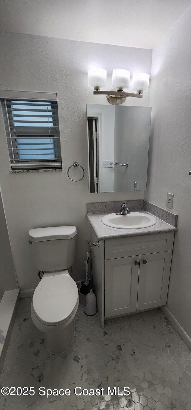 Building Photo - 109 Vía Havarre