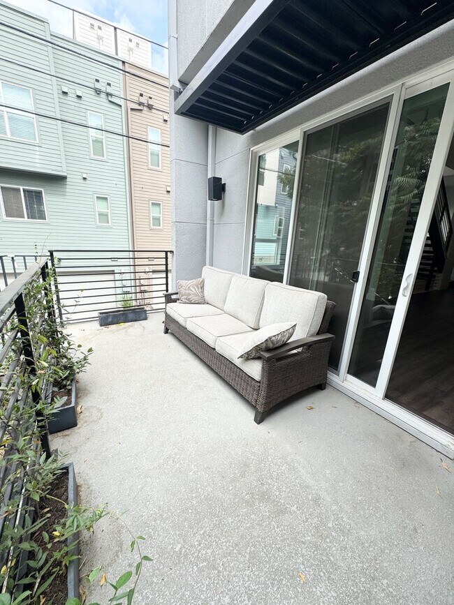 Building Photo - Luxury 3 Bed / 3 Bath Modern Home in Downtown Sacramento – Mansion Flats