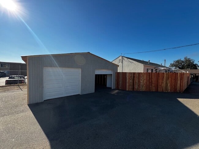 Building Photo - 2br - 1/2 twin Home with yard , garage and lots of parking