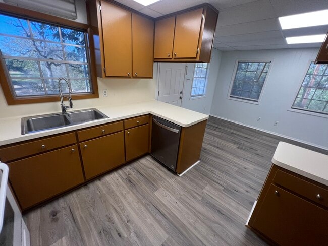 Building Photo - 11106 N Dowling Rd