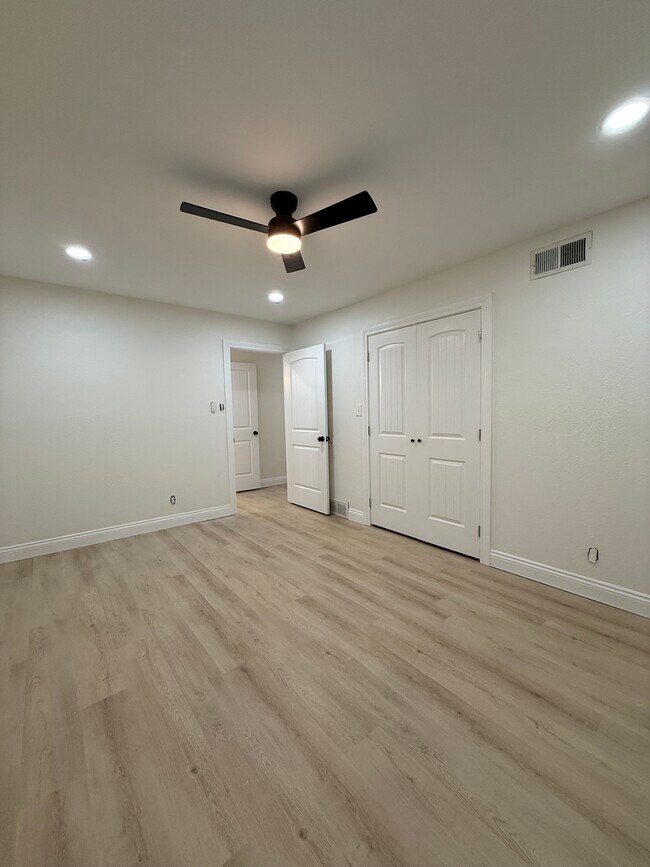 Building Photo - 305 Waller St