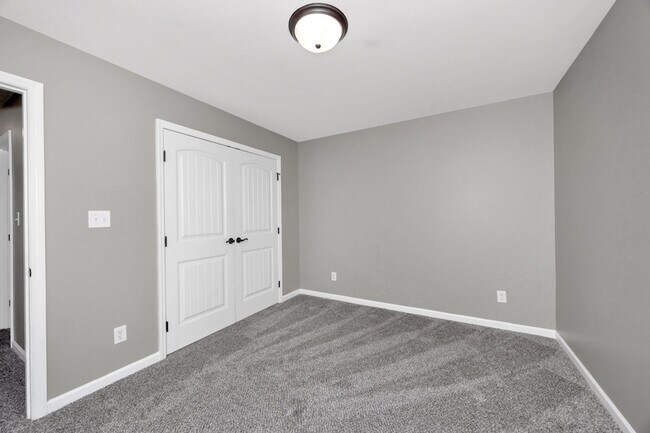 Building Photo - Fresh Paint & New Carpet! 4BR with Fenced Yard