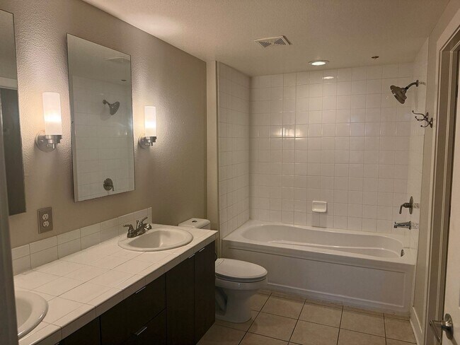 Building Photo - 2-Bedroom, 2 Bath Unit for Rent in Denver, CO | Fitness center & Modern Kitchen