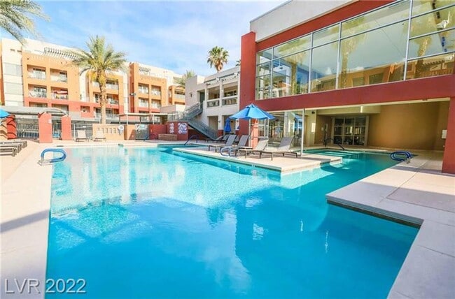 Building Photo - 2-Bedroom Corner Condo with Balcony & Amenities