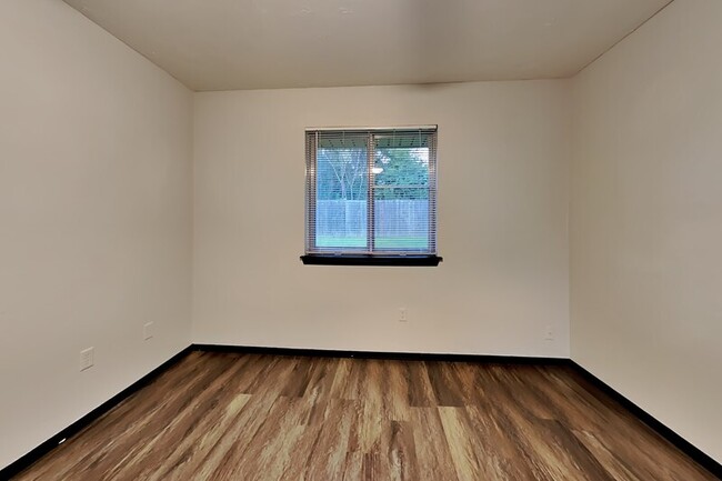 Building Photo - 640 N Markwell Ave