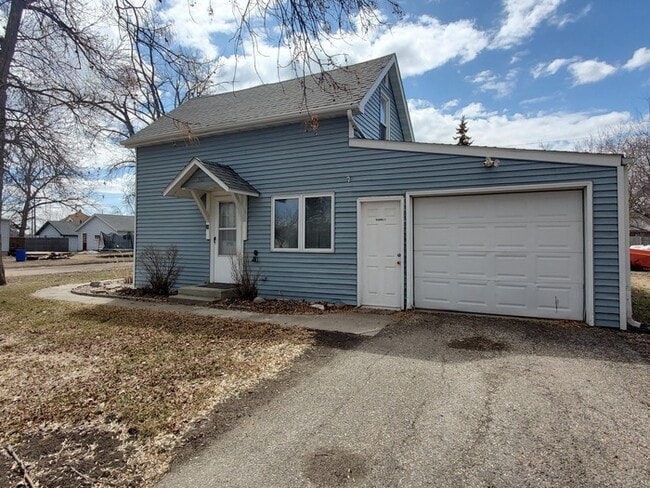 Building Photo - 301 Leonard Ave