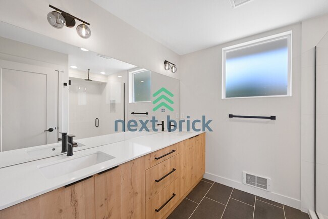 Building Photo - "Charming 3-Bedroom Townhouse Oasis in Heart of Seattle – Spacious 1460 Sq Ft with 2 Full Baths!"