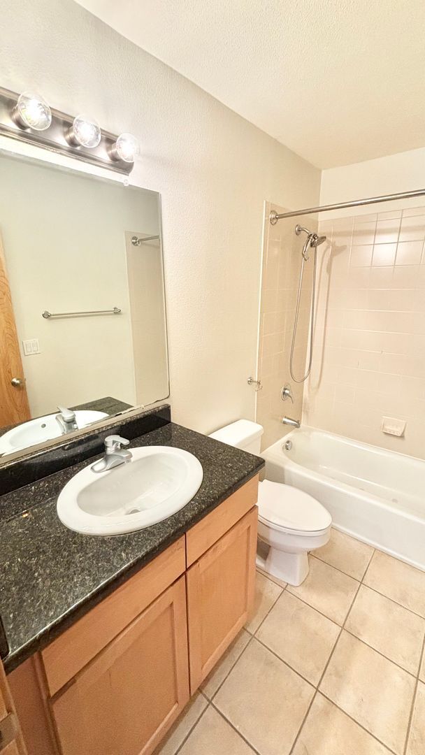 Building Photo - Spacious 2BR/2BA Condo – 1,086 SF + Parking + River Views | NW Portland