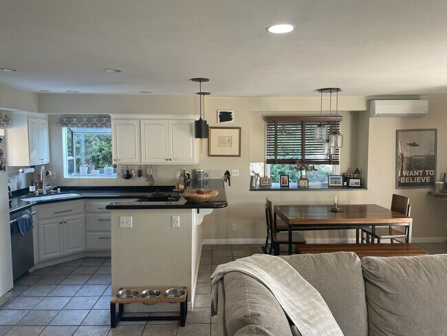 Kitchen & dining - 2408 Hidalgo Ave