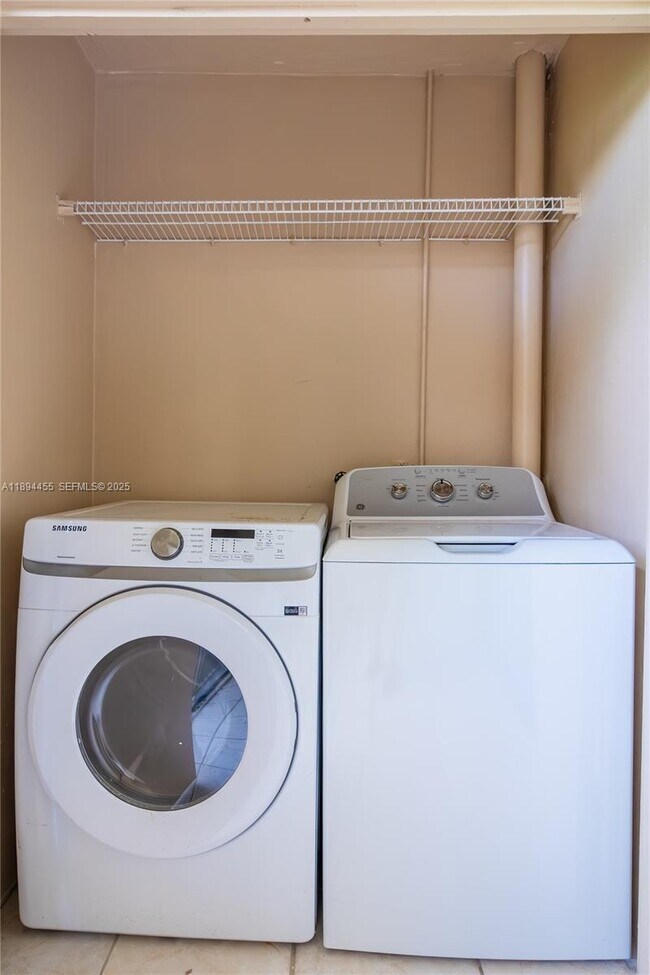 Building Photo - 14611 N Kendall Dr