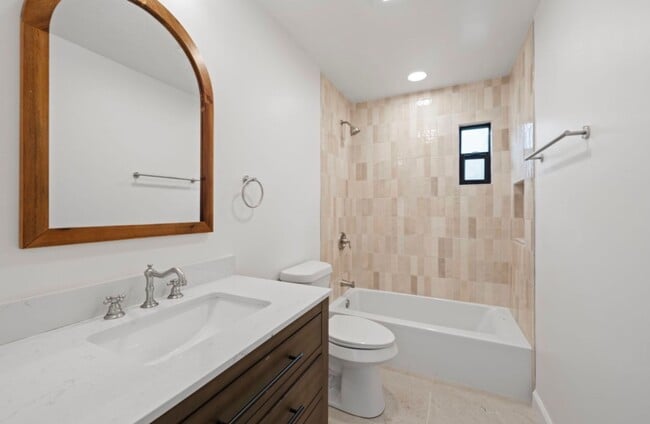 Building Photo - 3 Bed 2 Bath Townhouse For Rent in Pacific Beach.