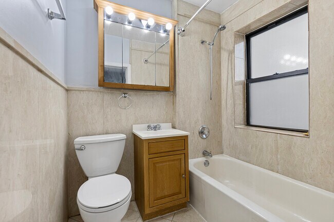 Building Photo - 4520 N Clarendon Ave