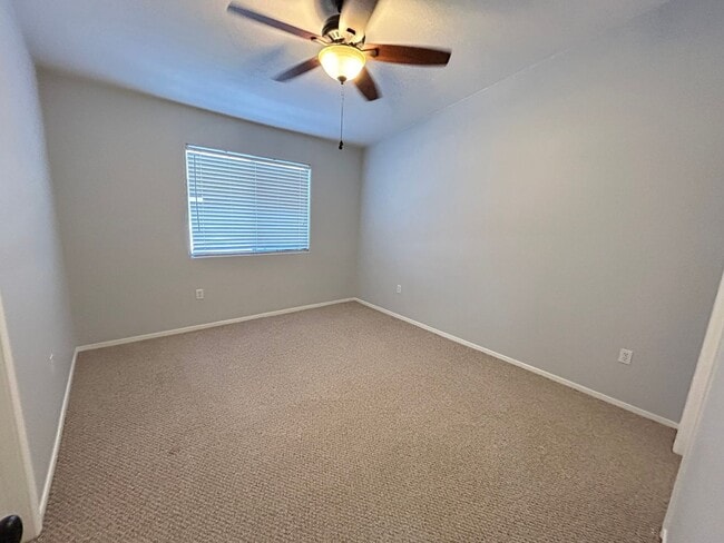 Building Photo - Gated Townhome 3-Bedrooms 2.5-Bathrooms!