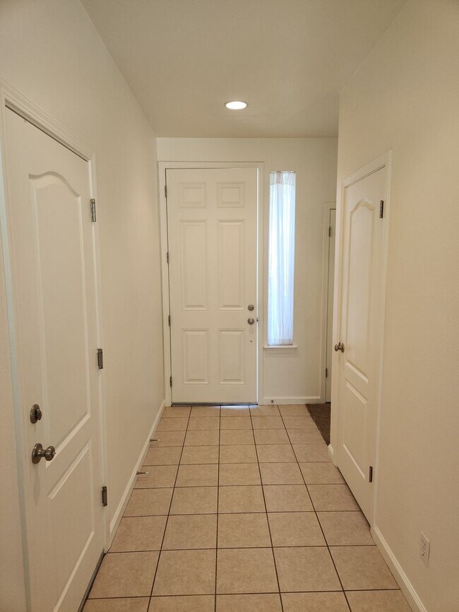 Building Photo - Lovely 3 bedrooms, 2 bathrooms located in ...