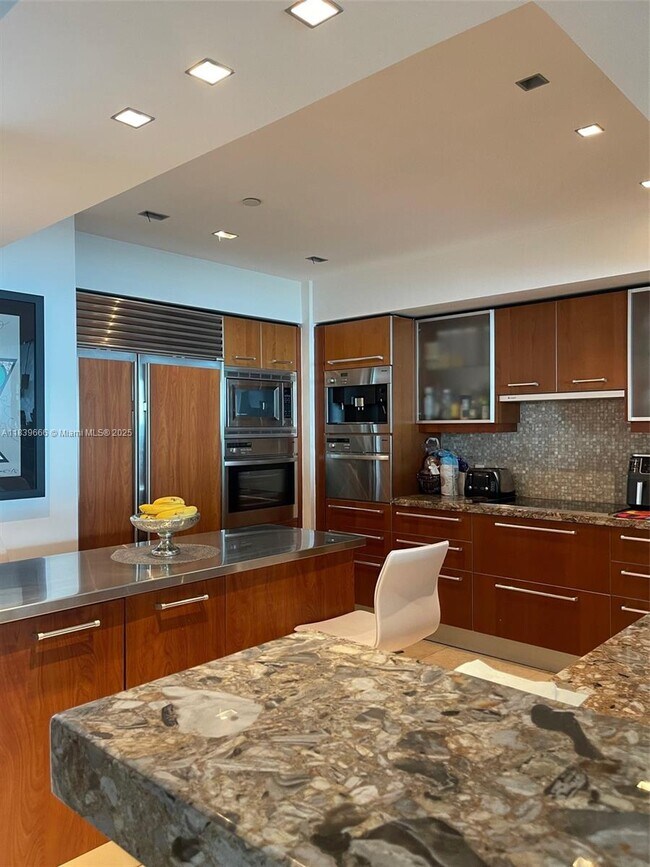 Building Photo - 1331 Brickell Bay Dr