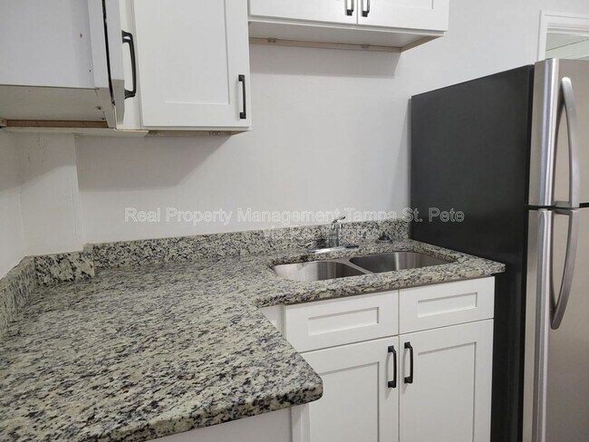 Building Photo - 618 17th Ave S