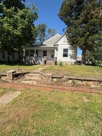 Building Photo - Huge Yard, Happy Home