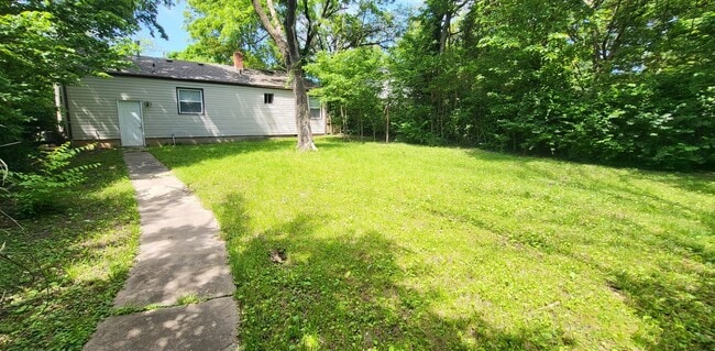 Building Photo - Southeast 2 BR house! 1 car garage! $995!