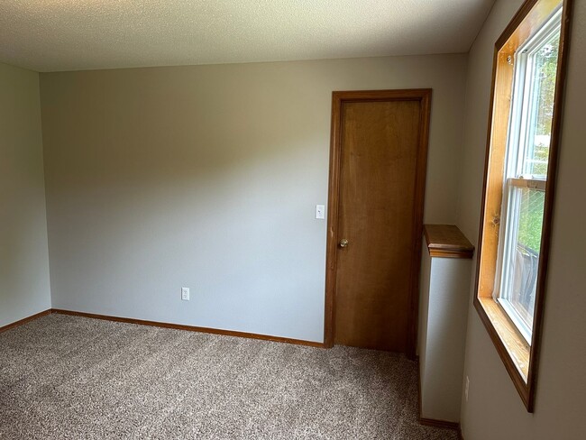 Building Photo - 4 Bed 2.5 Bath w/ Fenced Yard
