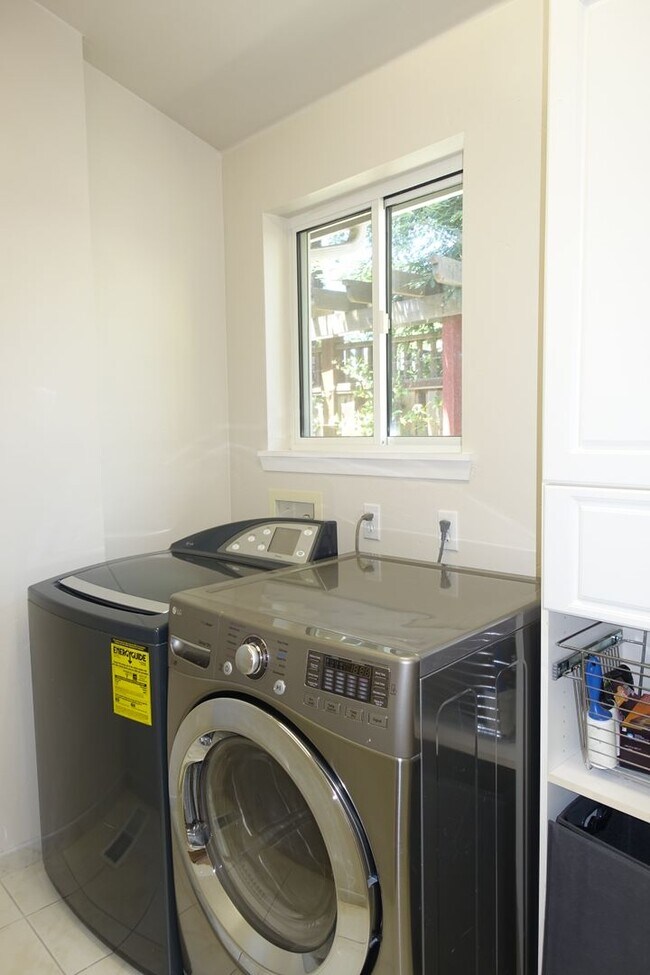 Building Photo - GREAT North Los Altos Home, large rooms, v...