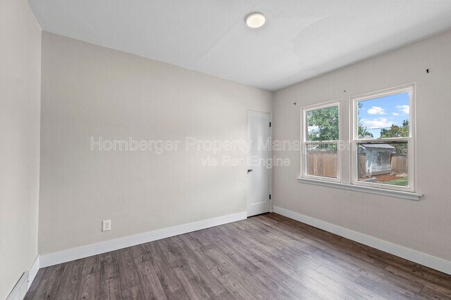 Building Photo - 807 E 40th Ave